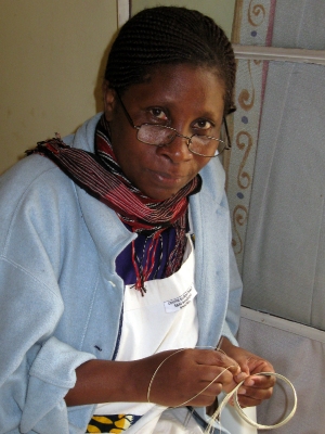 Rwanda: la tessitrice di gioielli in fibra naturale