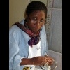 Rwanda: la tessitrice di gioielli in fibra naturale